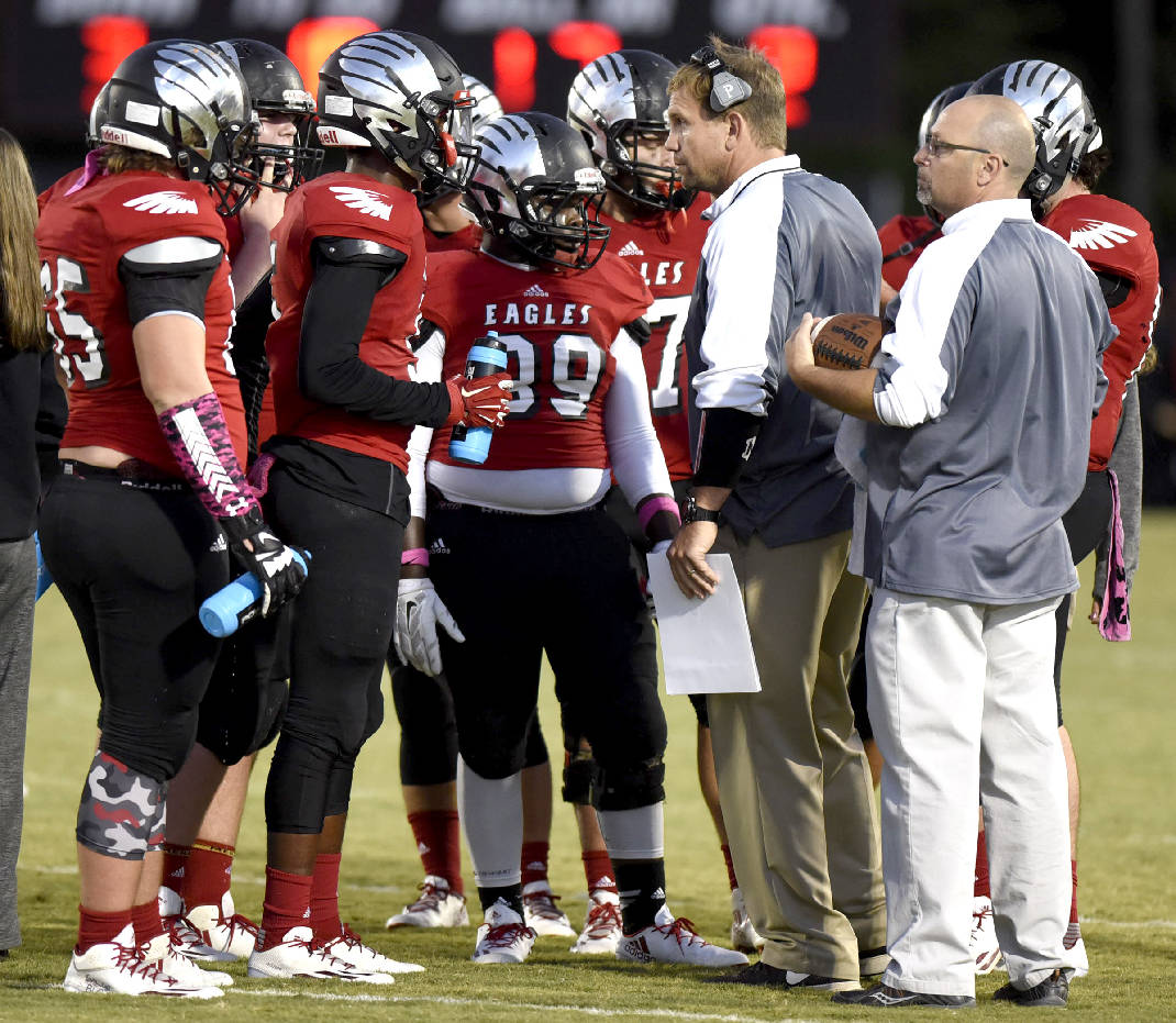 SignalMtnTN's tweet photo. Signal Mountain hands football reins to Josh Roberts
https://t.co/eACO91FgZl https://t.co/zkFsrbKaVc