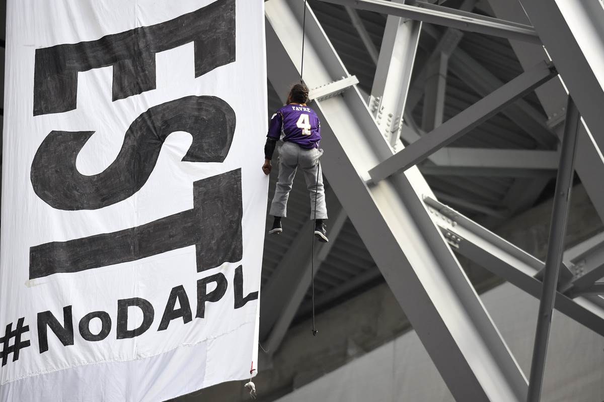 TheLastWord's tweet image. #NoDAPL protesters deliver high-flying stunt during Vikings NFL game demanding U.S. Bank divest from pipeline on.msnbc.com/2hJ38go