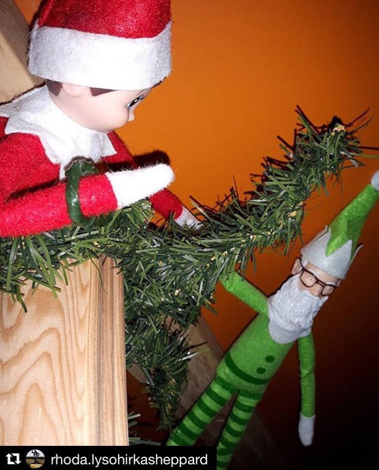 As this new year rolls in, let's all remember to lend someone a helping hand! #unclesithechristmaself #Repost Hold on Si I'll save you!