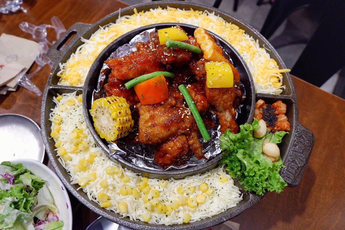 wongnai's tweet photo. ไก่ทอดซอสเรดบลู+ซอสเกาหลี (580.-) มาถาดใหญ่ ชีสเยิ้ม ชีสอร่อยมากก
📌Kimkun korean Bistro​ :: Korean town สุขุมวิท12
📷ploypineappz #วงในพาแดก https://t.co/0igFIk3baj