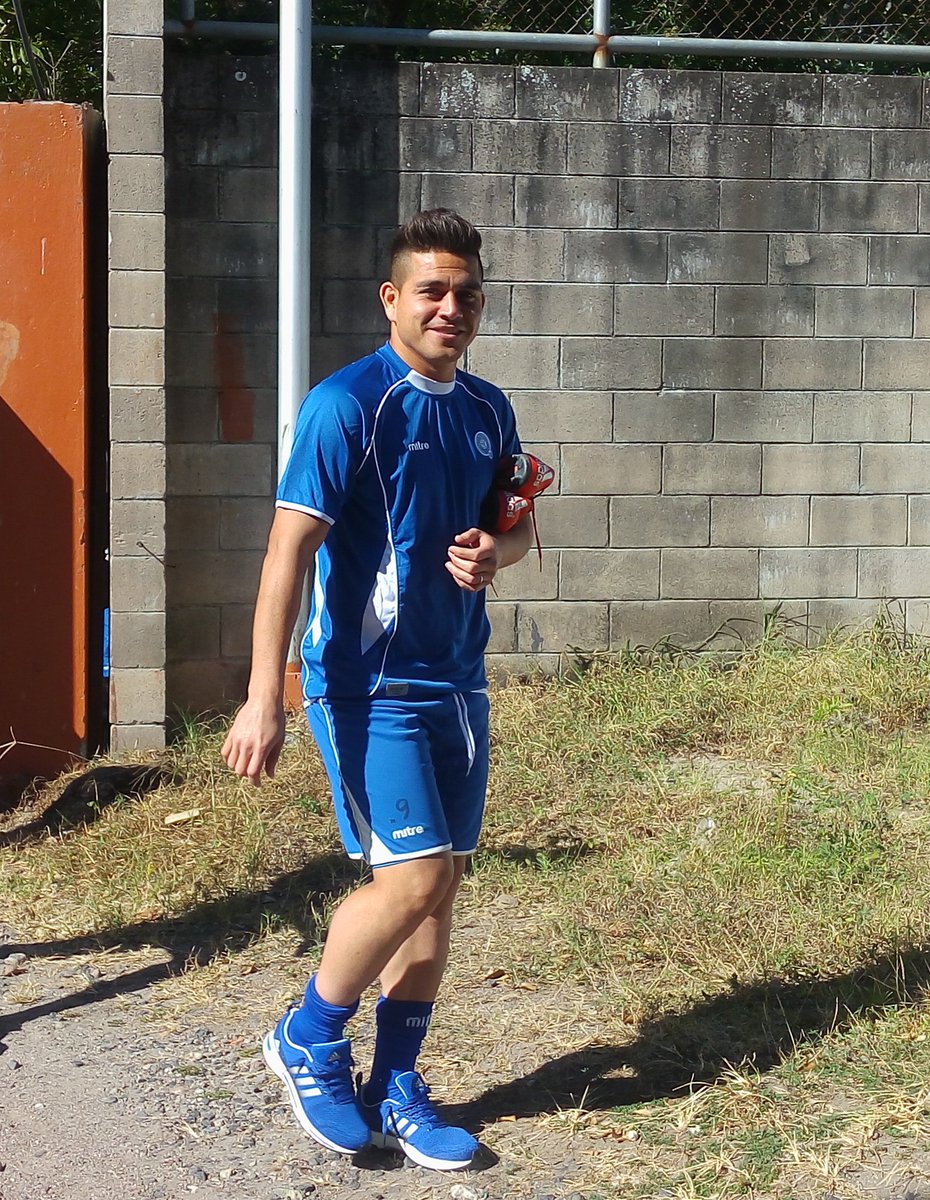 esmeraldaayala7's tweet photo. #ÚltimaHora El delantero nacional Rodolfo Zelaya, sí se presentó a la convocatoria de @LaSelecta_SLV https://t.co/ZZEiU60X6s