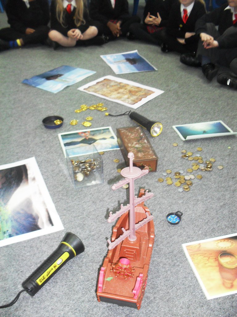 NapierCPAcademy's tweet image. Year 2 looked at #mysteriousobjects linked to their new topic of &apos;Explorers&apos;. #explore