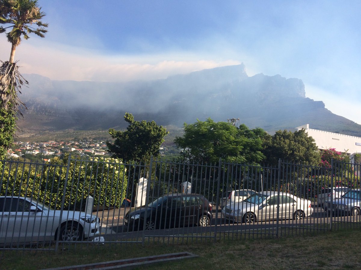 Smoke over Table Mountain from the #Hansekopfire. Well done <a href="/vwsfires/">VWS Wildfires</a> for all your hard work! #capetownfire