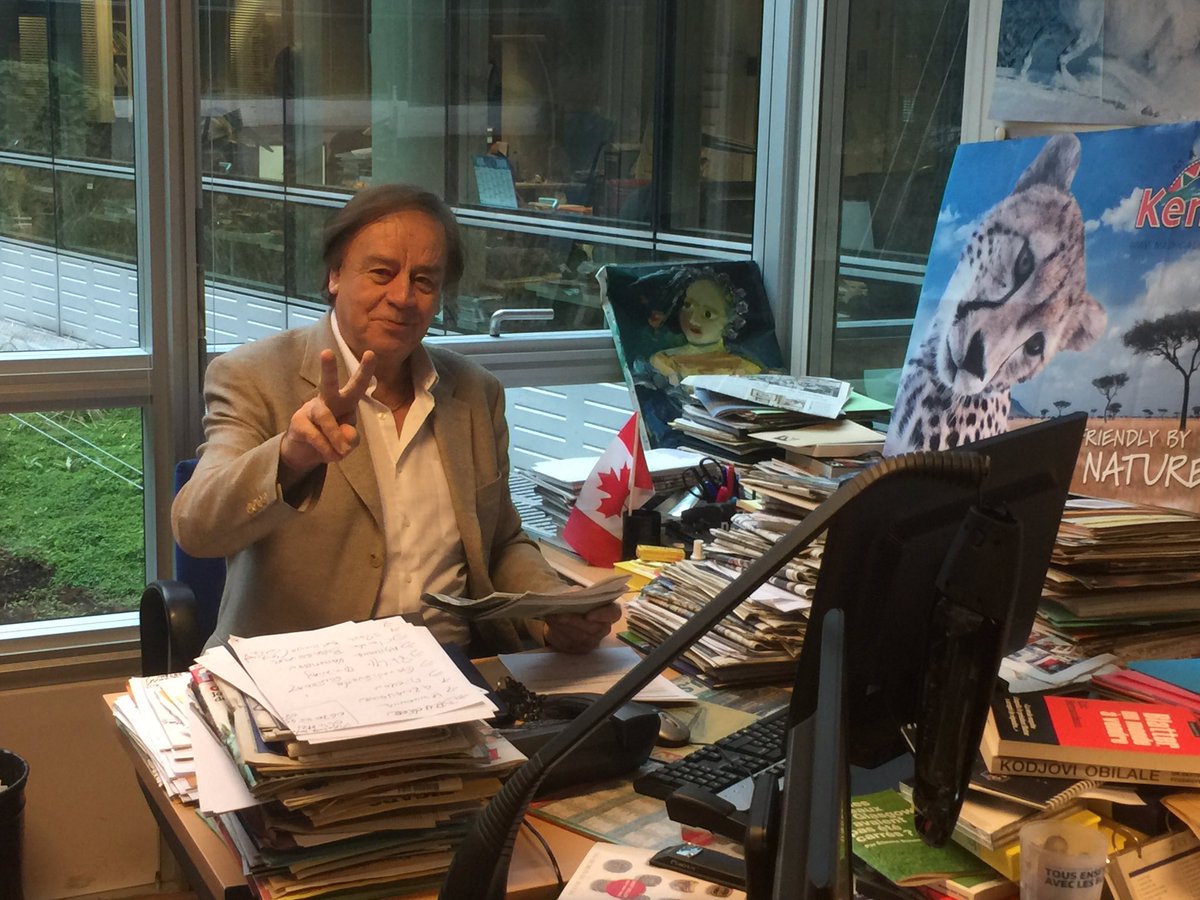rodzegod's tweet photo. Danny la mèche à la retraite ?!?  Un fake   
Daniel #lauclair au bureau today quoi d'autre ? 😂
#jepeuxpasm'arrêter #jesuismieuxlaquechezmoi https://t.co/tVtgpyXTt8