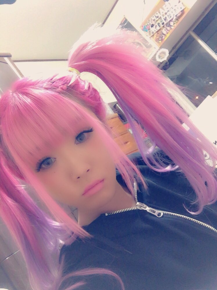 あおちゃんぺ 誰かに可愛いと言われたくて 髪色決めたり服買ったりしてた時より キチガイと呼ばれても 男ウケ悪くても 女 ウケも悪い 人間ウケ悪い 自分の好きな格好してる時が 一番輝いてると知ったので 絶賛キモ活中です 気持ち悪いぐらいが