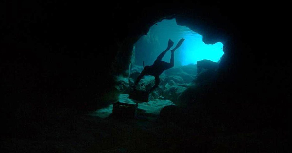 In Fire at Sea "Rosi’s camera gazes into hell itself." The passionate review by the <a href="/BostonGlobe/">The Boston Globe</a>. #GianfrancoRosi goo.gl/HzplhQ