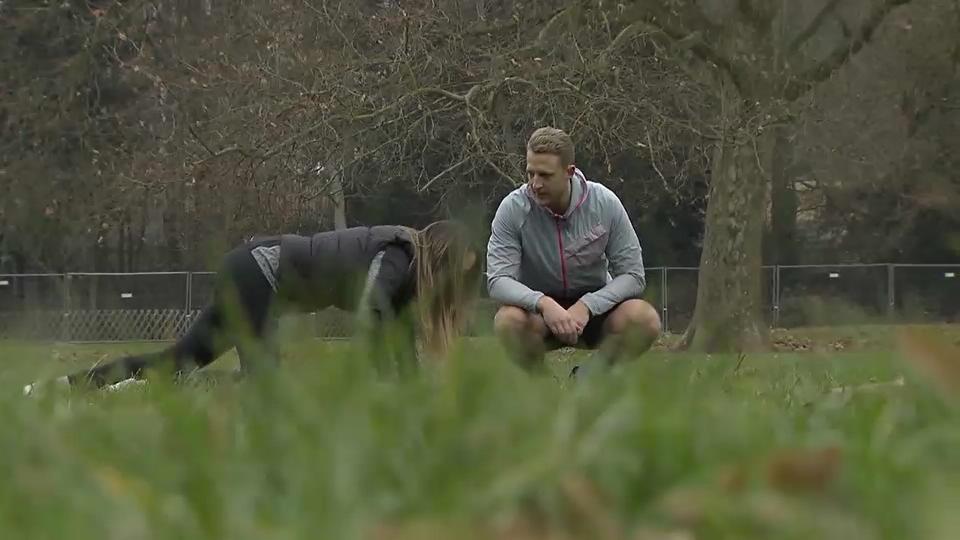 RTLHessen's tweet photo. #Crunning soll DER Fitness-Trend sein. Reporterin Simone Elbing hat das Krabbeln ausprobiert - und Zweifel! https://t.co/tpyzVsbLrO (Video) https://t.co/mxgdsh6RKj
