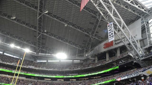 greenpeaceusa's tweet image. ICYMI Water Protectors hung a huge banner at Sunday's NFL game to tell US Bank to #DivestFromDAPL! #NoDAPL bit.ly/2i5Xq9t