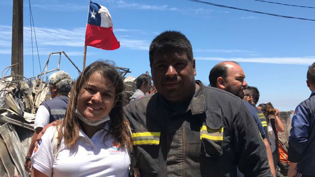 T13's tweet photo. 🔵 Reconstruirán casa que perdió bombero en incendio de Valparaíso: "Me quedé sin palabras" » https://t.co/9LCQX0X9GW https://t.co/hP3xmmpzqC