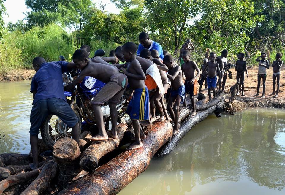 gohumanityworld's tweet image. Bridge made by locals continues to be washed out and reconstructed. More about @HumanistService and work in Ghana at bit.ly/2hOzWtD