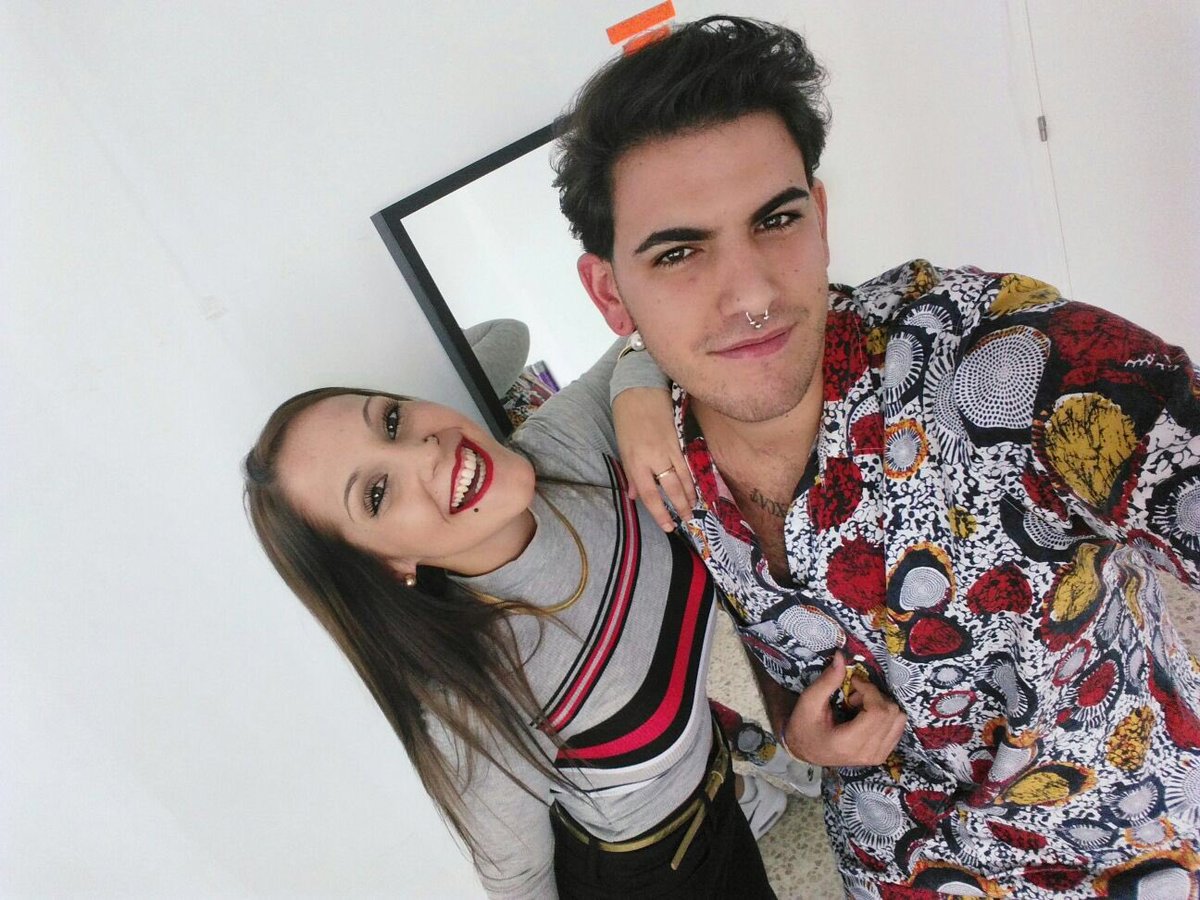 somoslosgrant's tweet photo. Lindotes todos #firstdates225 . Quería aclarar aqui el pansexual y come croquetas crudas que no es un pijama, se llama total look https://t.co/dBOenEv6kf