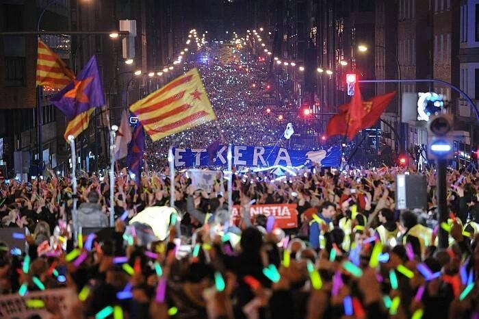 ideiazabaldu's tweet photo. 11 egun falta dira Bilboko kaleak betetzeko. Azken txanpa, goazen!
Euskal preso eta iheslariak #ETXERA! 
#SalatzenDut
#U14Bilbora https://t.co/ZZyYt7KyYc