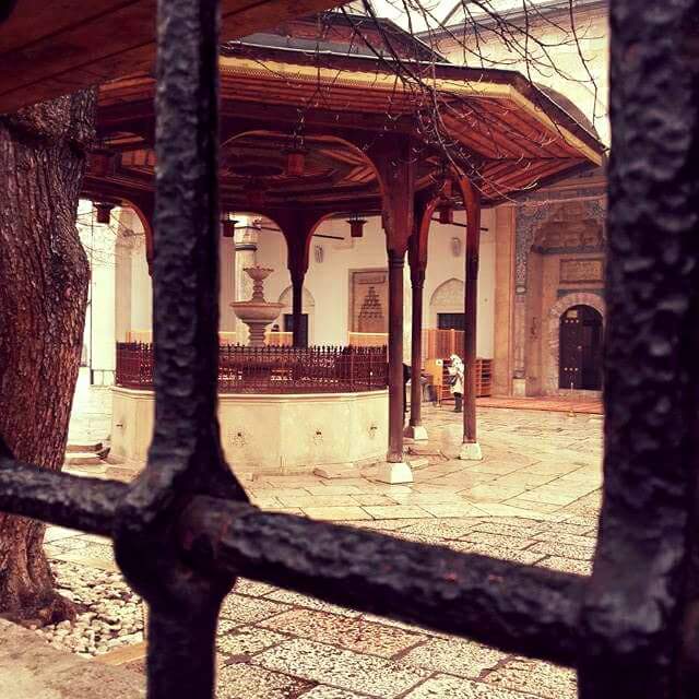 SarajevoTips's tweet photo. Gazi Husrev-beg Mosque in Sarajevo #Bascarsija #history #beauty #sarajevomoment https://t.co/Pmu96l3lPY