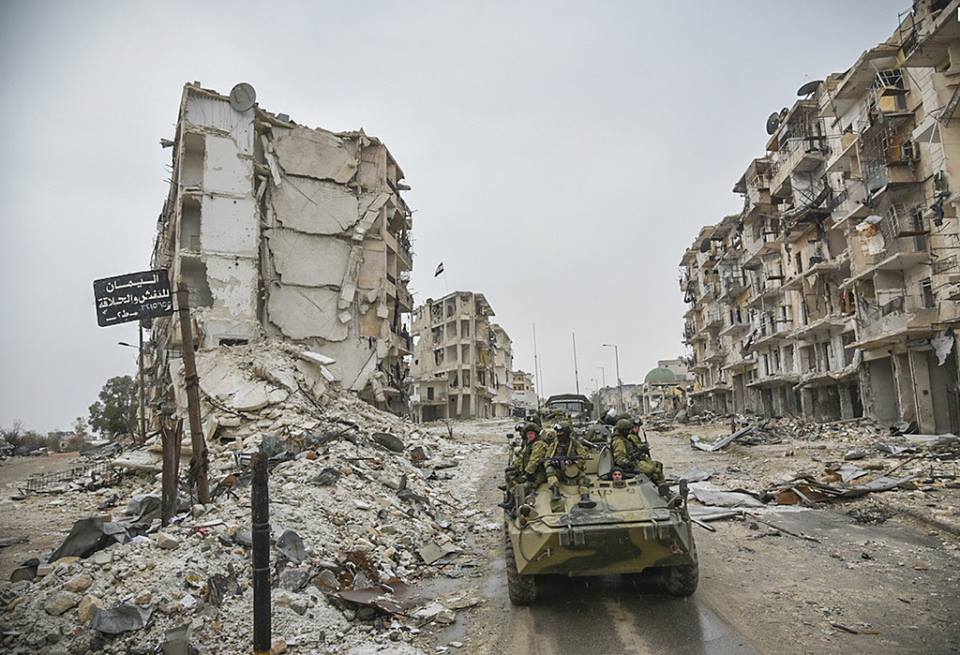 القوات الروسية تتجول في مدينة حلب المحتلة وسط دمار كبير