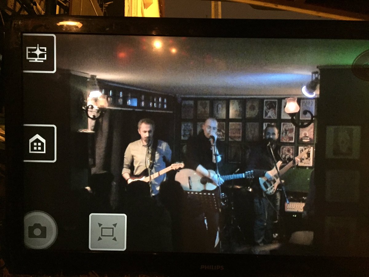 Aslında MR.Bird 5 kişilik bir grup ama bizim sahne de küçük olduğundan siz hep 3'ünü görüyorsunuz