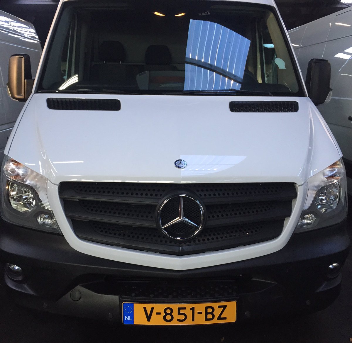Favorietewijn's tweet photo. Extra bus Horeca-leveringen 🚐💨 #Favorietewijn #wijn #leveringen #Horeca #Mercedes #Sprinter #nieuw https://t.co/IOviId5lwu https://t.co/VbN51cfTCN