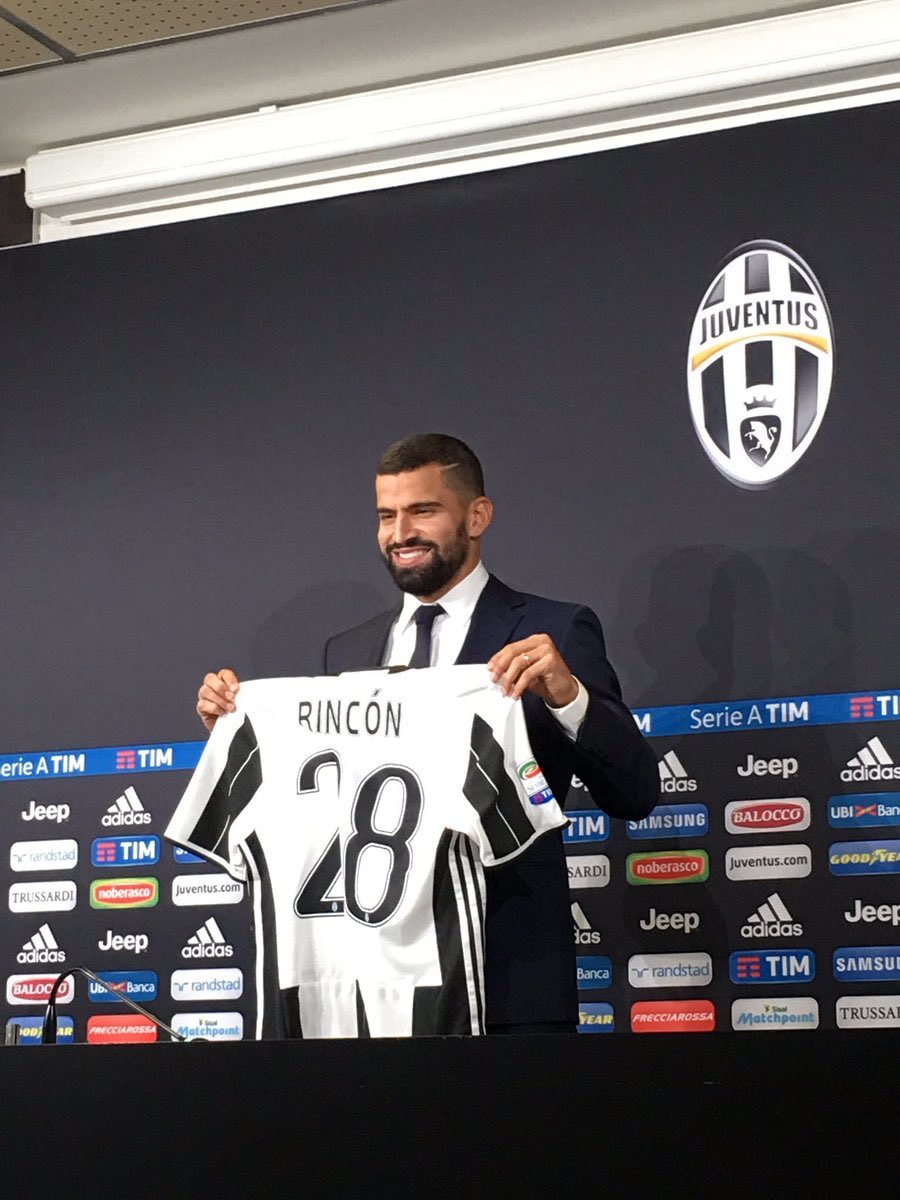 caroguillenTV's tweet photo. .@TomasRincon5  presentado oficialmente por la @juventusfc firmó contrato por tres años y 8 millones de euros https://t.co/bEjtDkPa0B