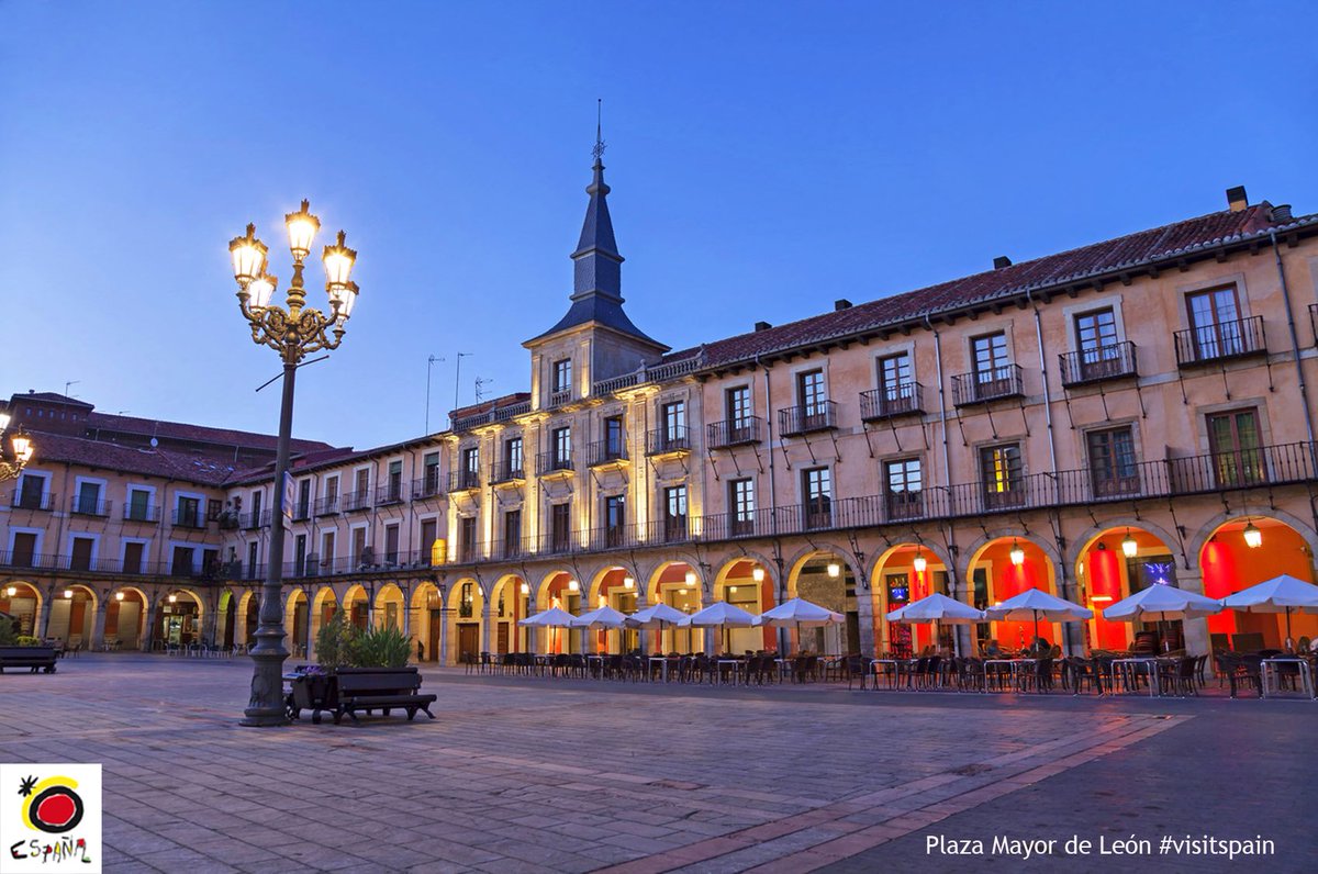 The Plaza Mayor in León is a gorgeous place for an evening drink, don’t you think? #VisitSpain