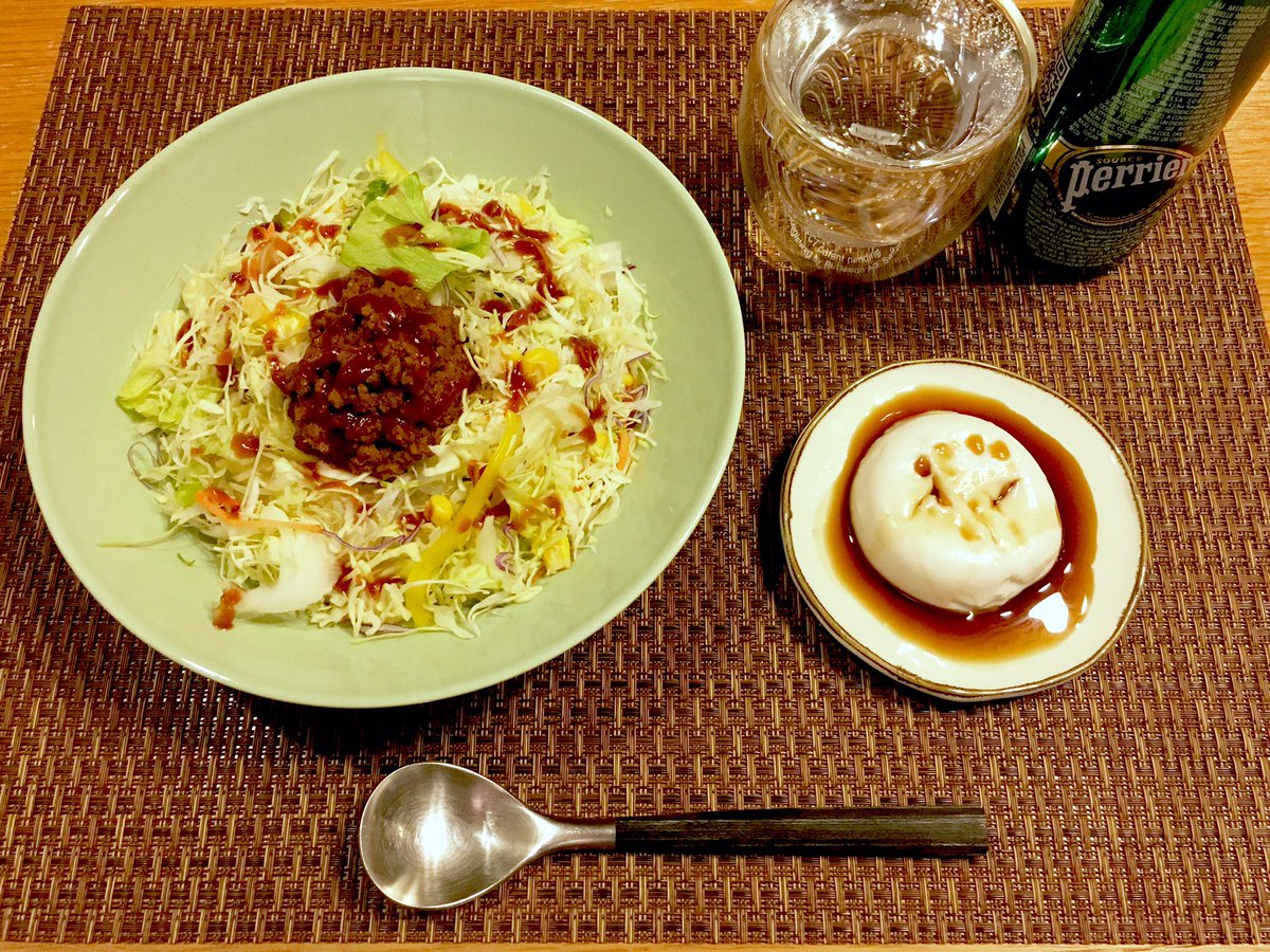 I Makoto Twitterren ゆうごはん タコライス ジーマミー豆腐 元旦に食べた沖縄そば フーチャンプルーに続く 職場の同僚ちゃんの沖縄旅行土産シリーズ レタスの代わりに千切りキャベツだし トマトもチーズもなしだから っぽい 止まりだけど それでもンマーい