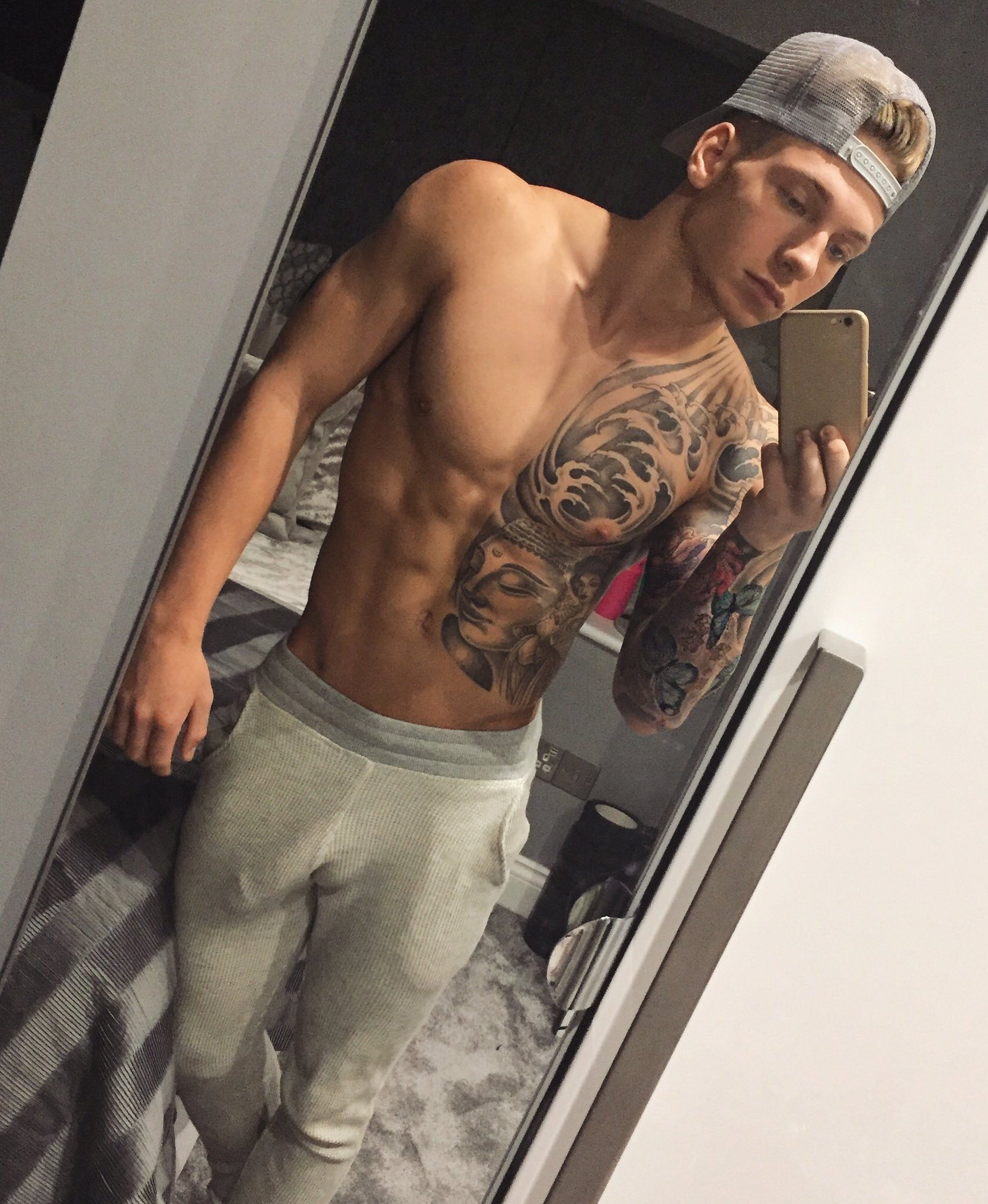 Famous Fit Men on Twitter: "His selfies just keep getting hotter and n...