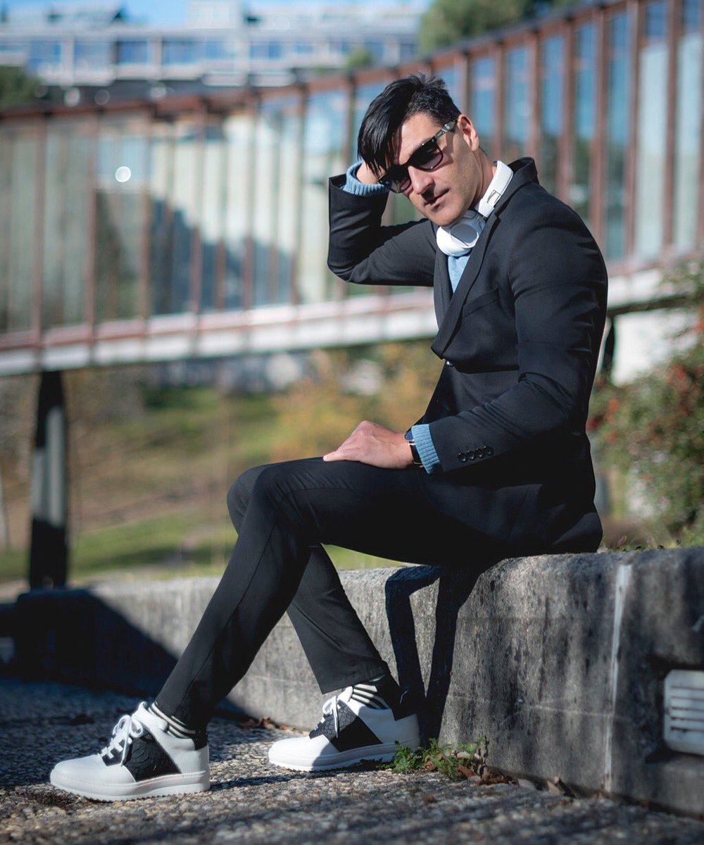 TheTrendySurfer's tweet photo. New post! https://t.co/Oy4bo1C7ff
@DoregoNovoamx 
@PenguinEurope 
@PepperlineStyle 
@Guido_Maggi 
@OpticaLunic 
@sudiosweden 
@OscarHammond https://t.co/MVwAzdvHu3