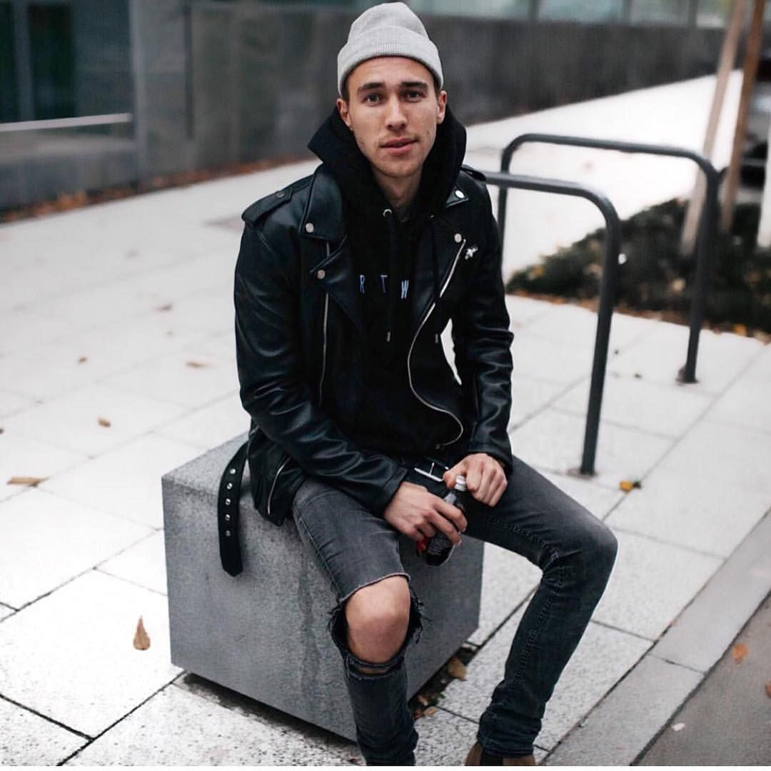 stylereply's tweet photo. Guys, spice your #winter #style up with a #beanie. Looks good with that #leather #jacket! #stylereply #menfashion https://t.co/eMD9dJUOUq