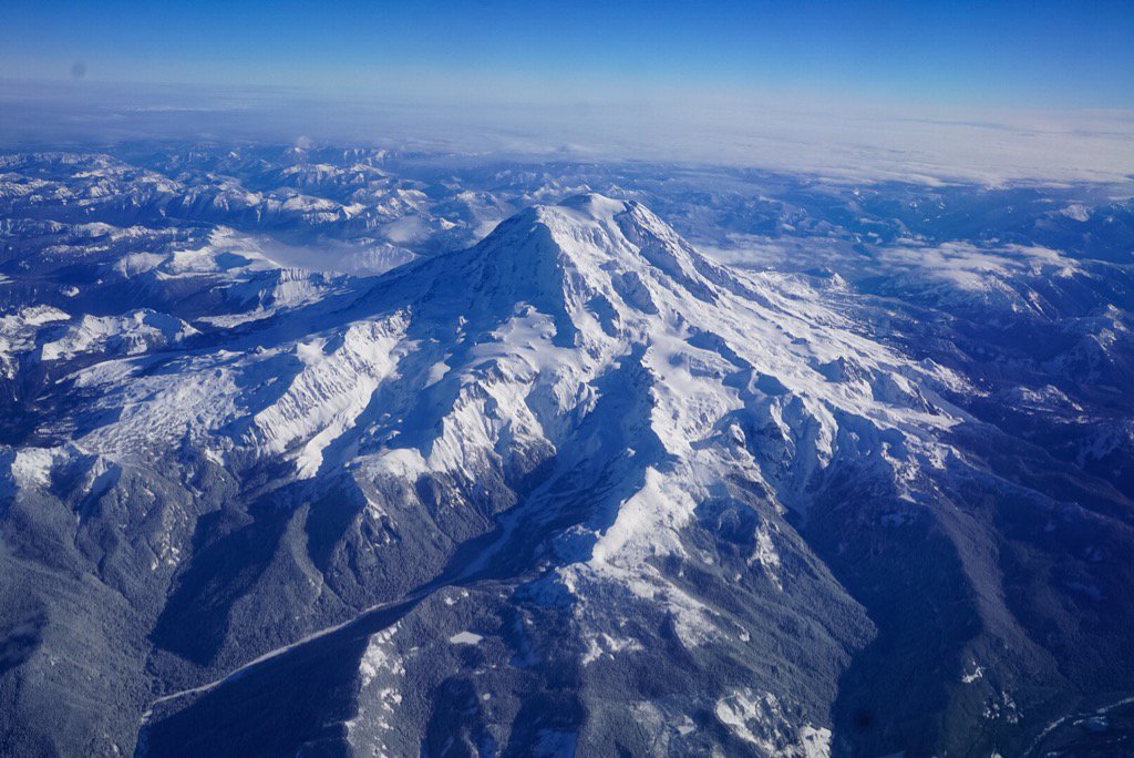 AlaskaAir's tweet photo. Great #iFlyAlaska photo! RT @billschrier: Here is Mt. Rainier from @AlaskaAir Flight en route Las Vegas #IFlyAlaska https://t.co/Ue00rhpyqi