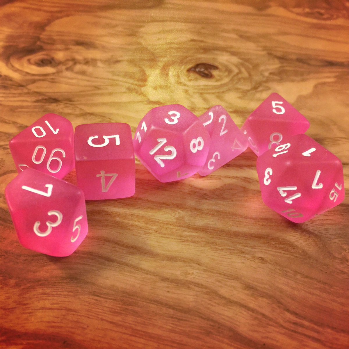 Hisae1155's tweet photo. Dados de estreno para el Año Nuevo... así es, #deboadmitirque #dungeonsanddragons ha sido parte de mi vida #ynomearrepiento 😏 https://t.co/EZ1PaHgmhG