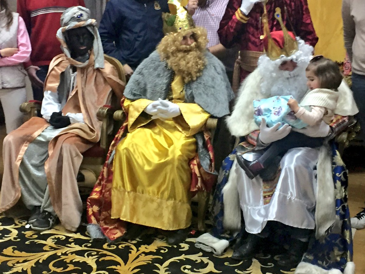 elipe_carlos's tweet photo. Genial tarde de niños en la @Had_LosGitanos con la visita de los Reyes Magos. Y tan contenta!! #RRMM2017 https://t.co/A0JTb5uloQ