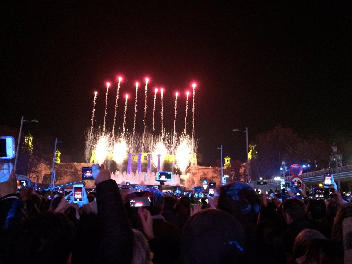k_kathi's tweet photo. #silvesterfeier in #barça! ;-) #barcelona #plazaespana #todo #must #highlight #hochgenuss #show #2017 #theplacetobe #erlebnis #fantastisch https://t.co/DXJmpC0SaF