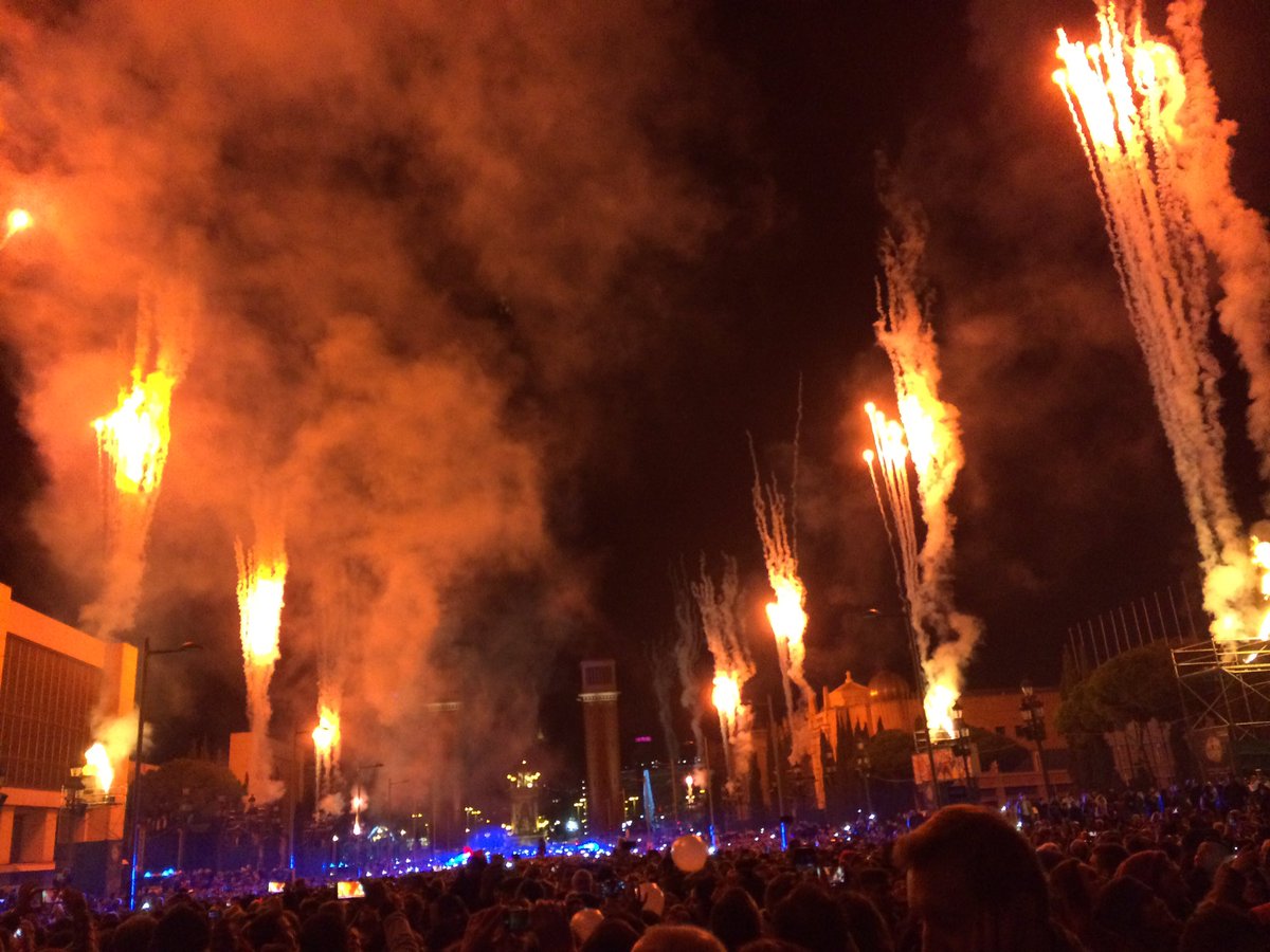 k_kathi's tweet photo. #silvesterfeier in #barça! ;-) #barcelona #plazaespana #todo #must #highlight #hochgenuss #show #2017 #theplacetobe #erlebnis #fantastisch https://t.co/DXJmpC0SaF