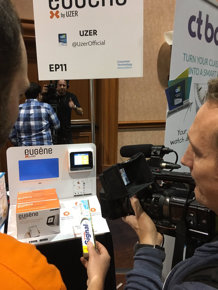 fabricecollaro's tweet photo. Eugene le boîtier intelligent qui aide à bien recycler les produits jetés dans la poubelle @UzerOfficial #CES2017 https://t.co/5ZsJSYb8X4