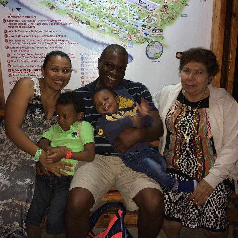 knelo507's tweet photo. Bien instados debajo de un millón de estrellas @rebecabethancourt #NathanJeremy #CalebJosue y la abuelita #Familia … https://t.co/ZHsrLNRoga