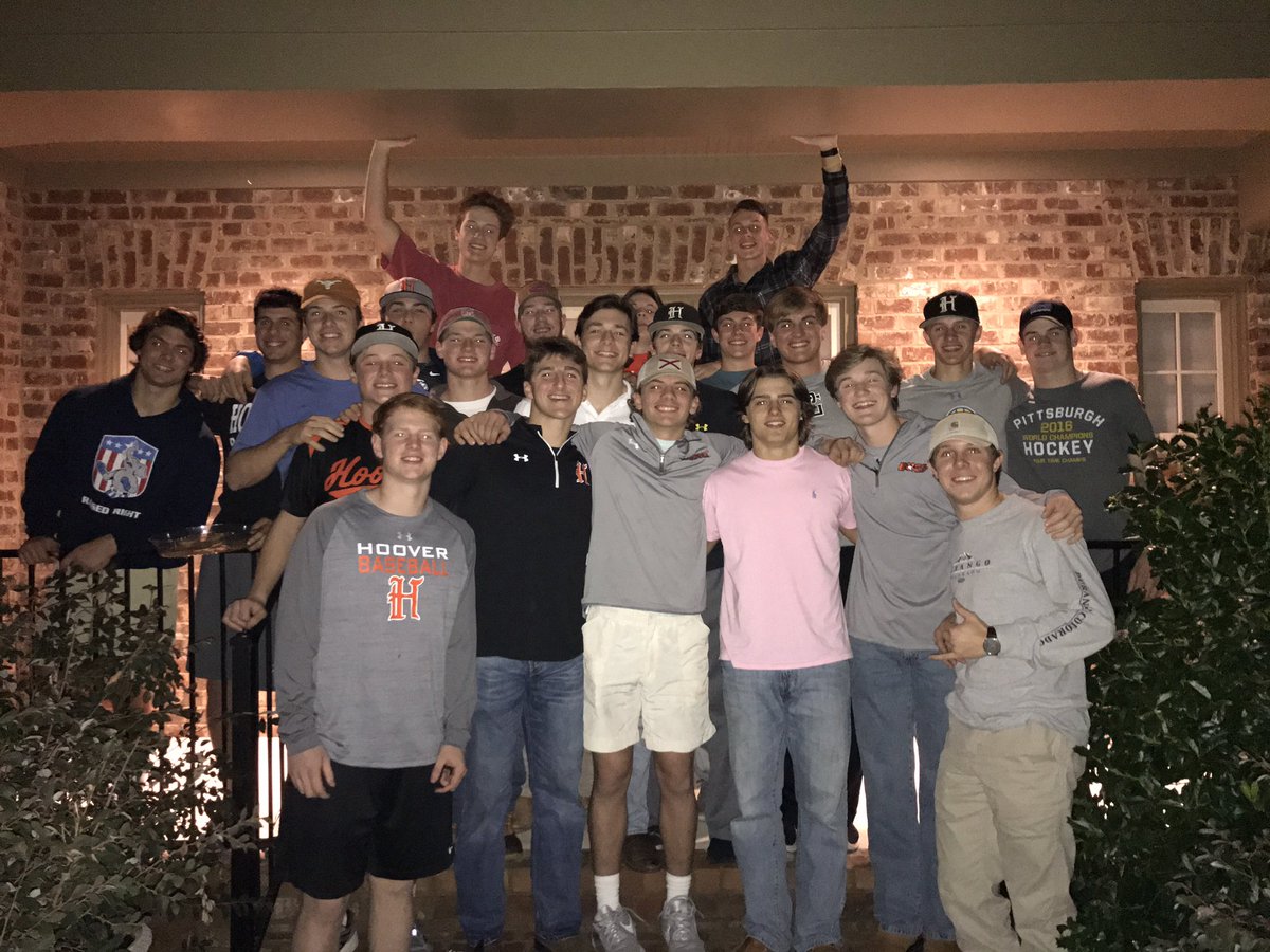 dguff_12's tweet photo. Great time with all of the boys tonight. Ready to get to work with them one last time!⚾️ #bigpotluck https://t.co/7JCgiQsMCi