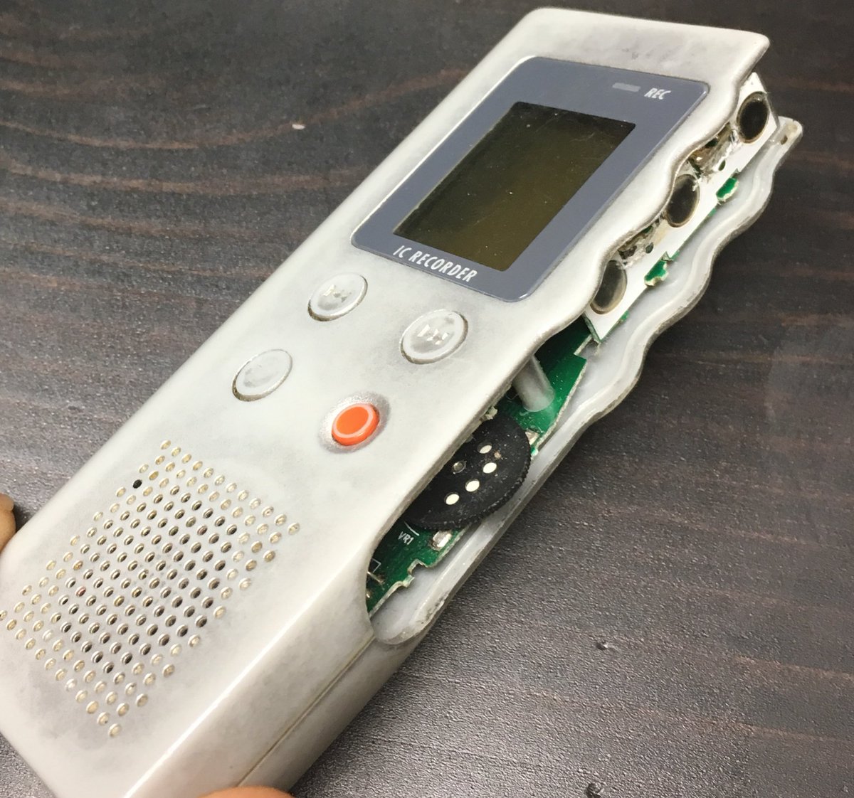 BowTieSportsGuy's tweet photo. Can we have a moment of silence for my 15-year recorder. After thousands of interviews &amp; transcription sessions it broke down. https://t.co/Jyp8Y71SFS