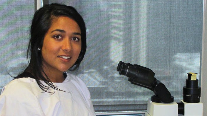 SBS's tweet image. Young Indian-Australian doctor invents a simple way to detect breast #cancer goo.gl/g6FxES