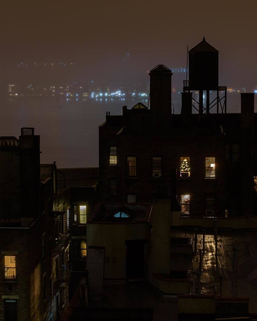 ddemong's tweet photo. On the Tenth Day of Christmas, it rained and rained. @bheventspace #nightwindows #newyorkc… https://t.co/kUuN24H8z6 https://t.co/Xf9spGuIF0