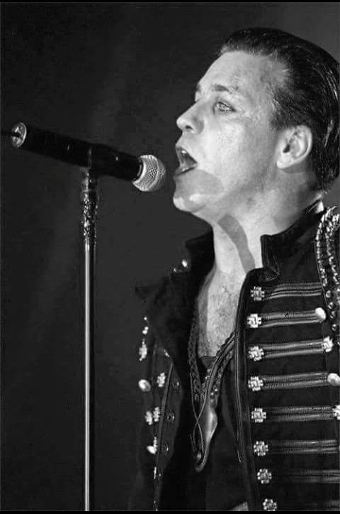 Happy birthday to Till Lindemann, who turned 54 today! Viel Glück zum Geburtstag! 