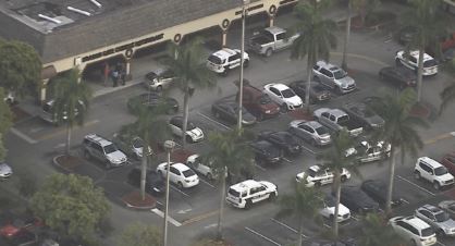 3-year-old struck by car in Pembroke Pines shopping plaza bit.ly/2hQ5fCr https://t.co/Cf9bUVu3dD