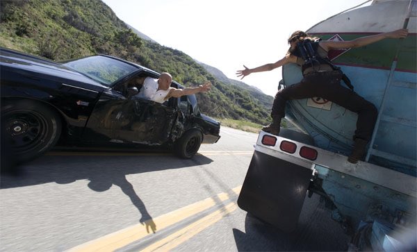 TVboricuaUSA's tweet photo. #RATINGS lunes 2 de enero, 7PM a 8PM:
#FastFurious4/17.2
#SilvanaSinLana/15.3
#DespertarContigo/3.5
https://t.co/0ZqE7tgV5o https://t.co/WFezNkg8AX