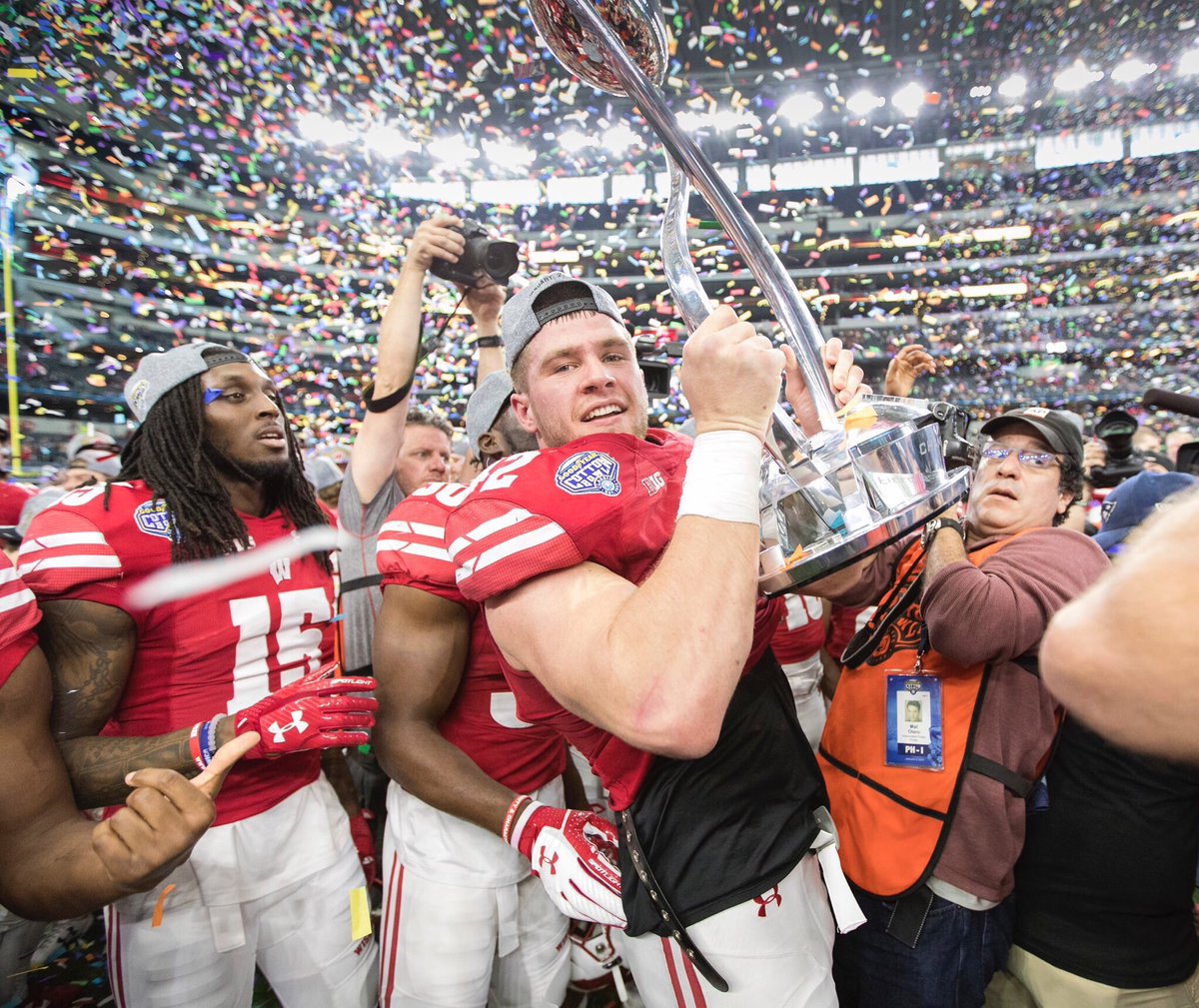 SPORTalkBadgers's tweet photo. RETWEET to say: 

'Thank You' 

For all that the Watt family has done for the Wisconsin Football program. https://t.co/gRk2tUe6Dz