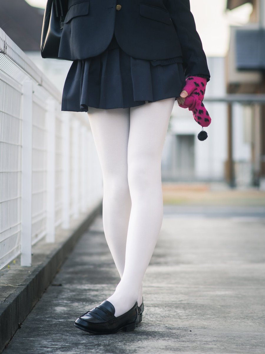 すちうる در توییتر 制服ミニスカートに110デニールの透けない白タイツ 生脚とも黒タイツとも全く異なるその質感は 可愛らしくもあり神秘的でもあり蠱惑的でもある