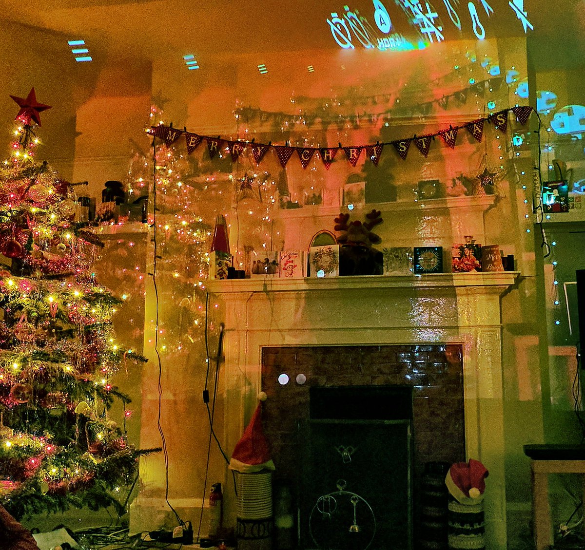 joncampling's tweet photo. Infinite #XmasTrees(& #fireplaces : )
#projectorfun https://t.co/pRWYMOvh7x