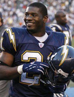 #BREAKING Former <a href="/Chargers/">Los Angeles Chargers</a> RB, <a href="/LT_21/">LaDainian Tomlinson</a> is a finalist for the <a href="/ProFootballHOF/">Pro Football Hall of Fame</a> #LT #Chargers #PFHOF17 #SDBoltReport