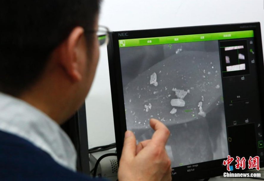 CGTNOfficial's tweet photo. What are we actually breathing in when we breathe in #smog? Pollution particles magnified x2,000 by Beijing-based professor Liu Yong https://t.co/4Qu3CdAPTO