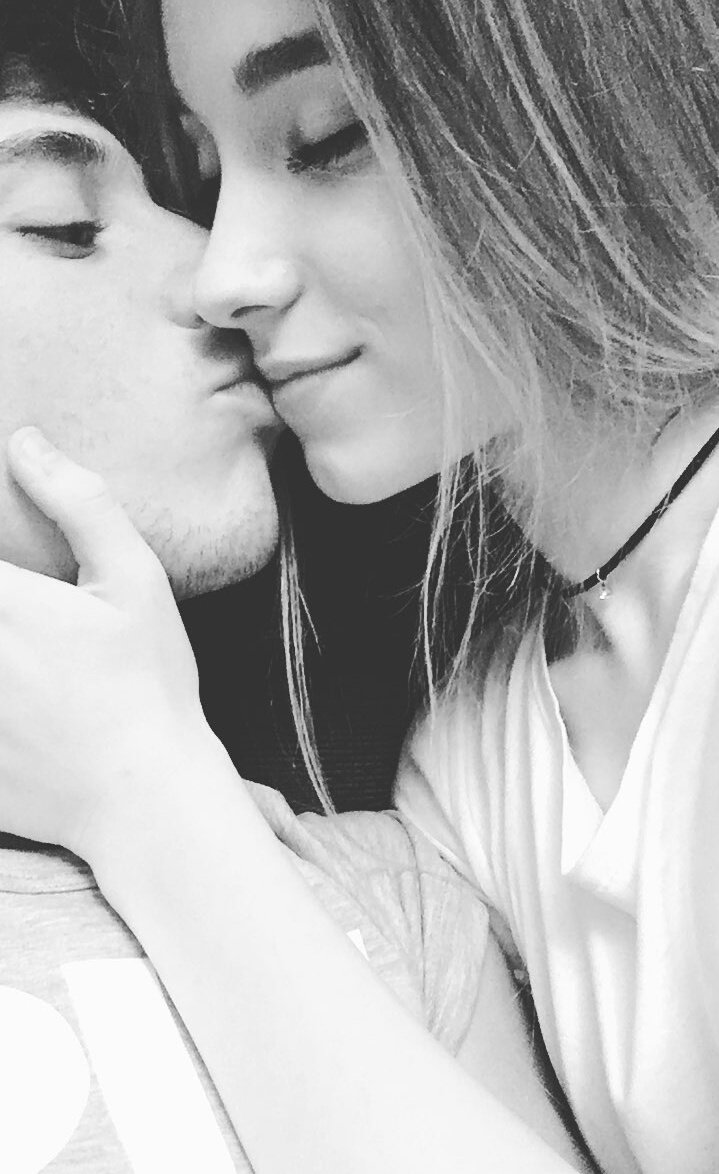 CFRebecaElche's tweet photo. Buenas noches con esta foto tan bonita ❤ espero que tu 2017 haya empezado muy muy bien. Te adoro @RebecaStones 👫👭 https://t.co/mQqkHnjb3h