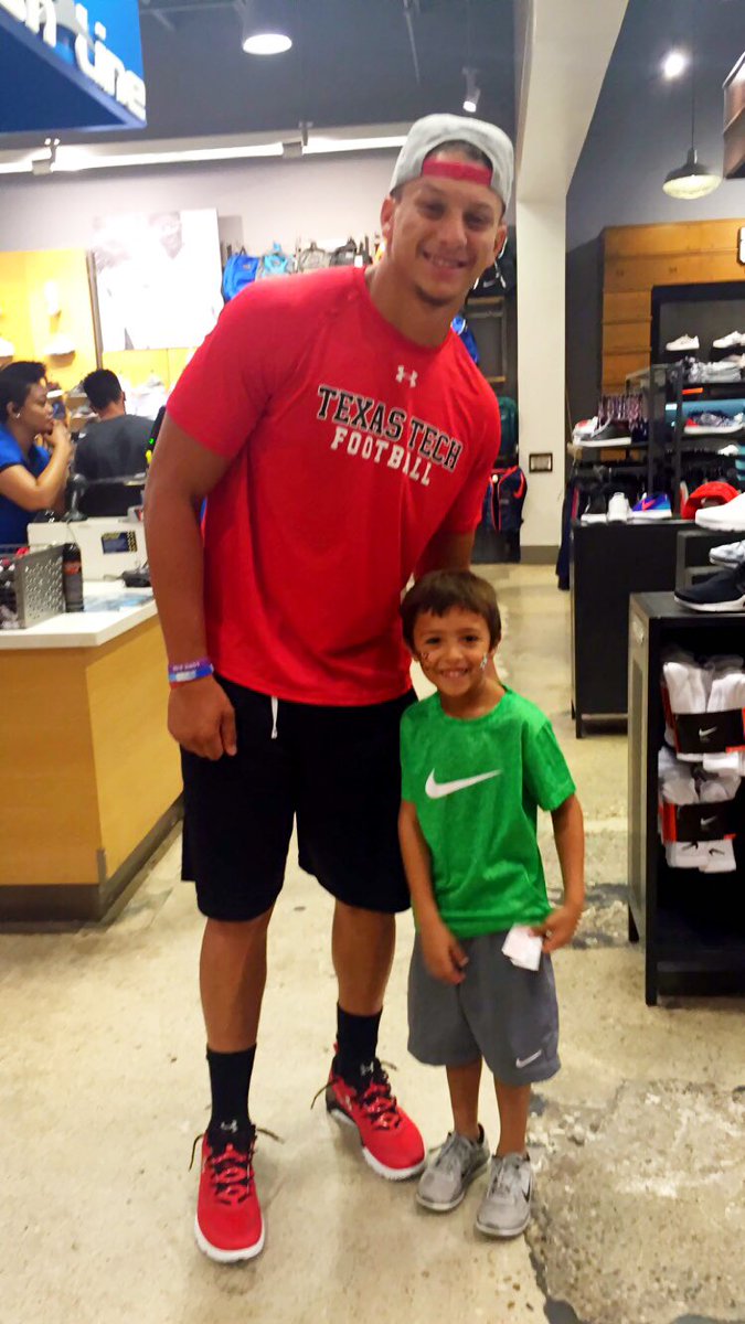 teriberry_06's tweet photo. Best of Luck to @PatrickMahomes5 , Collin will never forget the day he met you!! #hugefan #5 #helikesyourgirltoo😜 https://t.co/CfC9UoNFAl