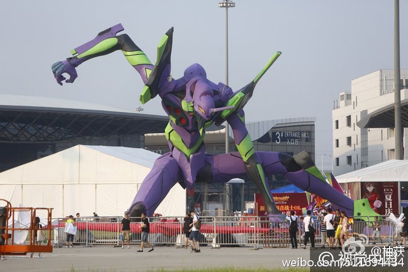 killer_kitsch's tweet photo. Epic #Evangelion Unit-01 statues under construction in Shanghai. Looks like this is a publicity event for Neon Genesis Evangelion Online. https://t.co/jbbIlWVnGb
