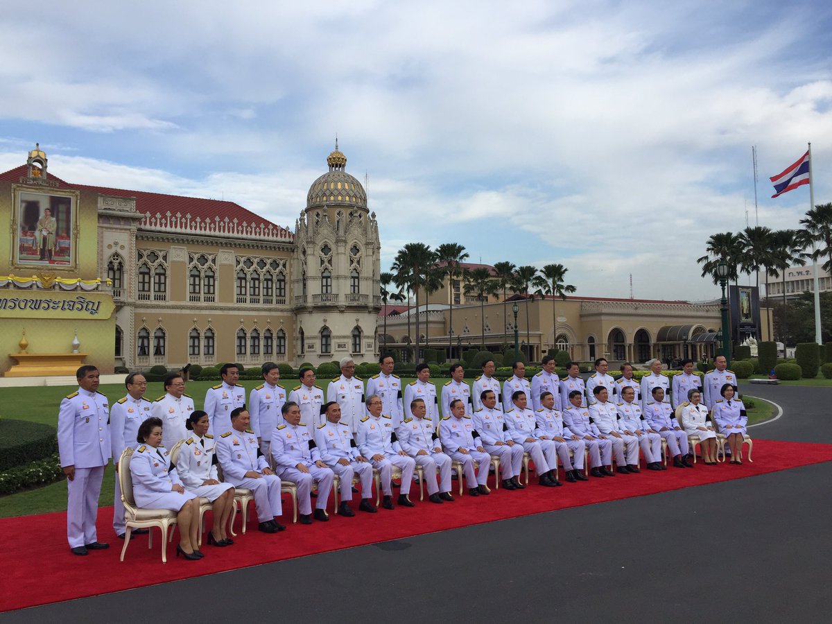 anapatdee's tweet photo. ครม.ประยุทธ์ 4 ถ่ายภาพหมู่ ก่อนประชุมครม.ครั้งแรกของปี 2560 #nna https://t.co/i4R8iqnO55