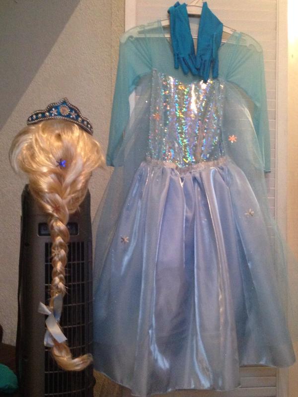 bleuberrycake's tweet photo. Si este tuit llega a 10.000 RTs voy a todos los exámenes de enero vestida de Elsa https://t.co/cNroQvwSqU